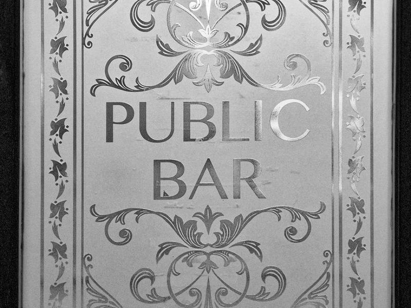 Etched glass in front door.. (Pub). Published on 28-02-2026 