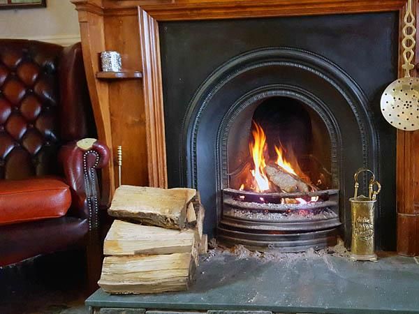 A real fire gets lit in a cold January. (Pub). Published on 29-01-2016