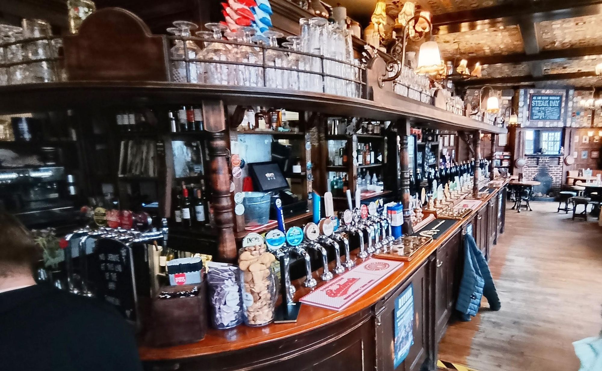 Taken 18 October 2025. (Bar). Published on 20-10-2025