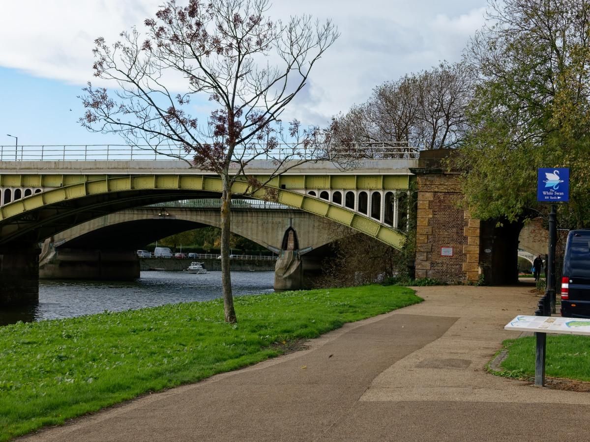 Directions from the river towpath.. (External, Sign). Published on 12-10-2025