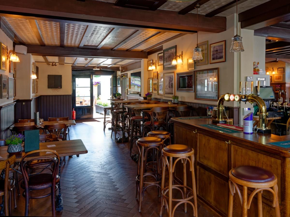 The Builders Arms - Saloon bar June 2025. (Pub). Published on 15-06-2025