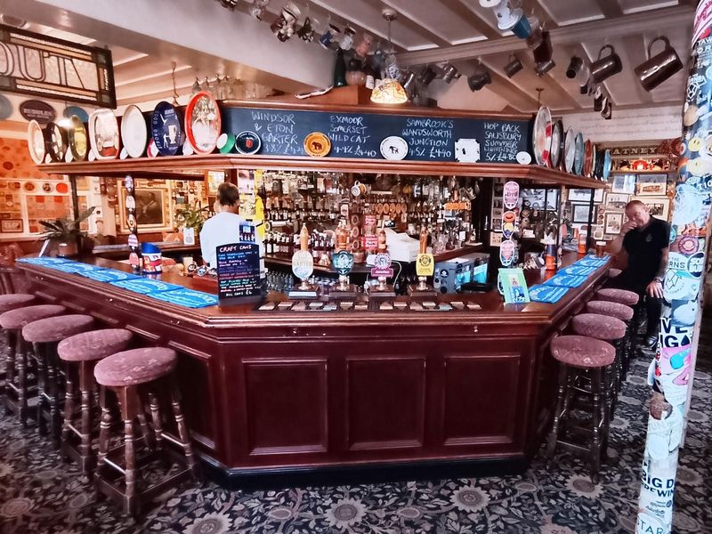 Taken 18 October 2025. (Bar). Published on 20-10-2025 