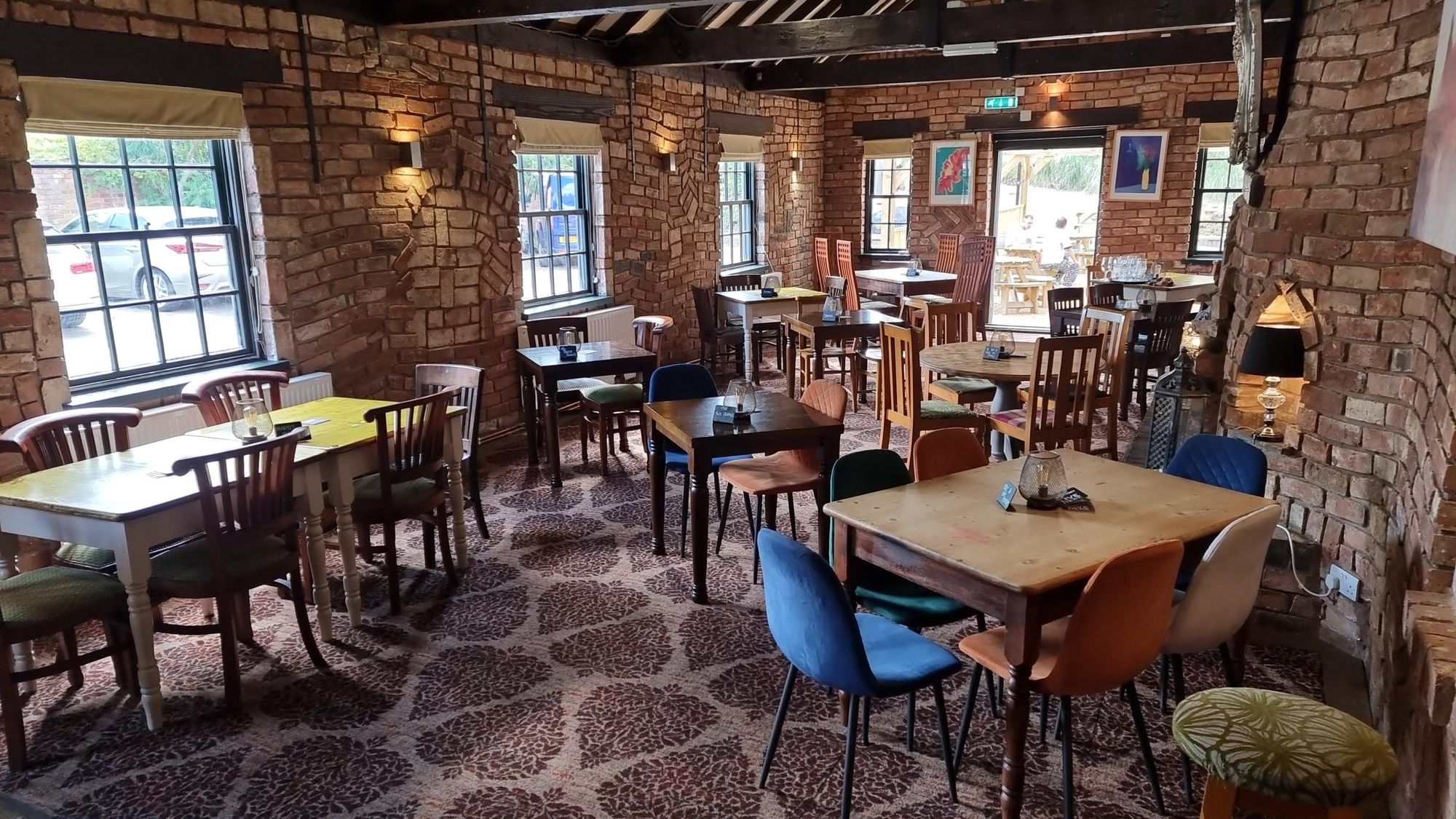 (Pub, Bar). Published on 29-09-2022