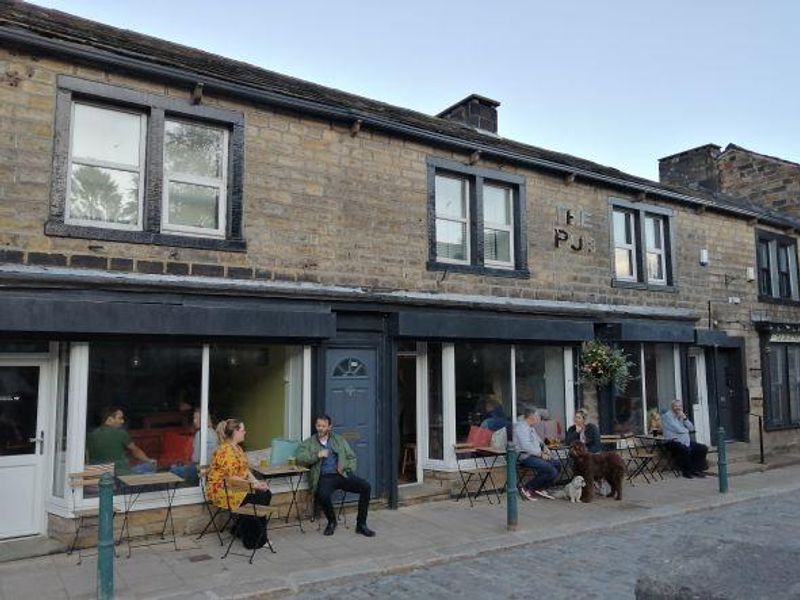 (Pub, External, Customers). Published on 06-08-2022