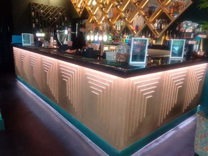 (Pub, Bar). Published on 29-11-2022