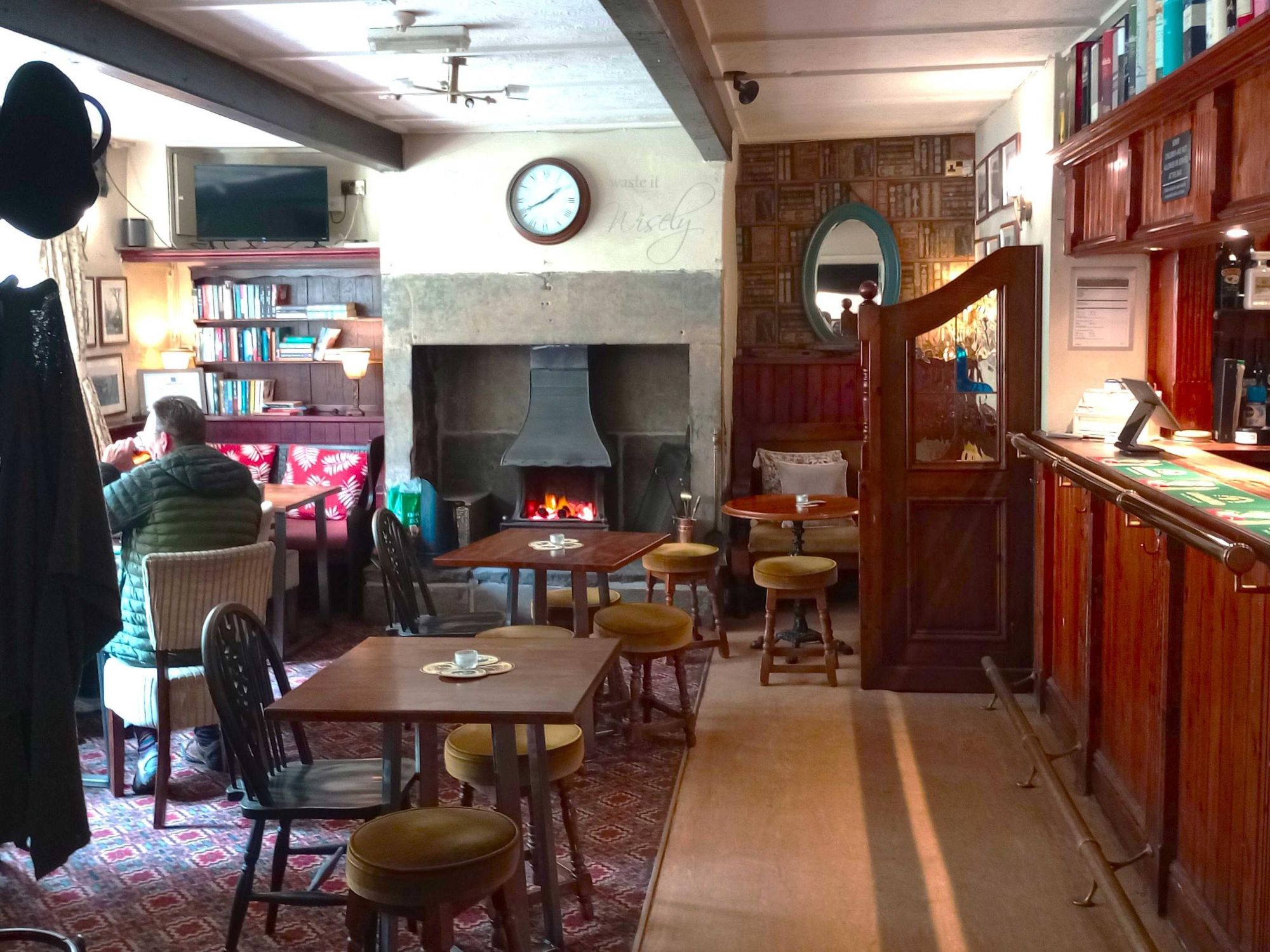 Seating area to the left and bar. (Pub, Customers). Published on 08-06-2025
