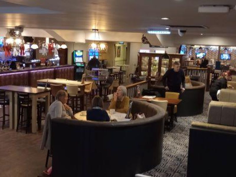 (Pub, Bar). Published on 15-11-2022
