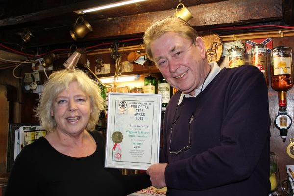 Previous publicans Niall and Linda receiving Branch Pub of the Y. (Publican, Award). Published on 20-01-2013