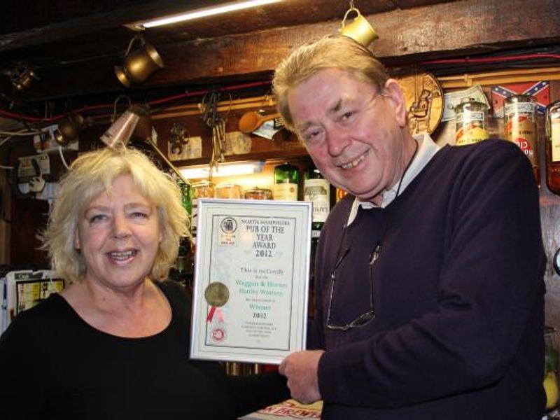 Previous publicans Niall and Linda receiving Branch Pub of the Y. (Publican, Award). Published on 20-01-2013