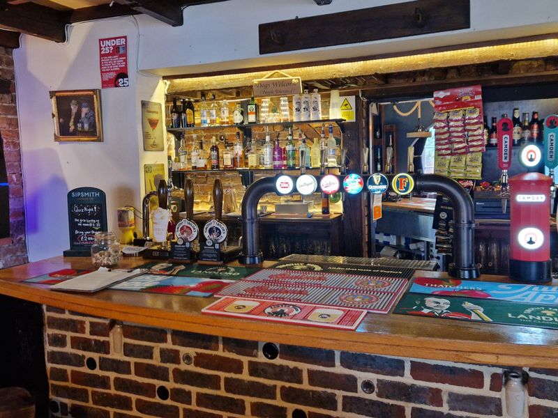 Dove Inn, bar (Photo: Pete Horn - 27/09/2025). (Pub, Bar). Published on 28-09-2025 