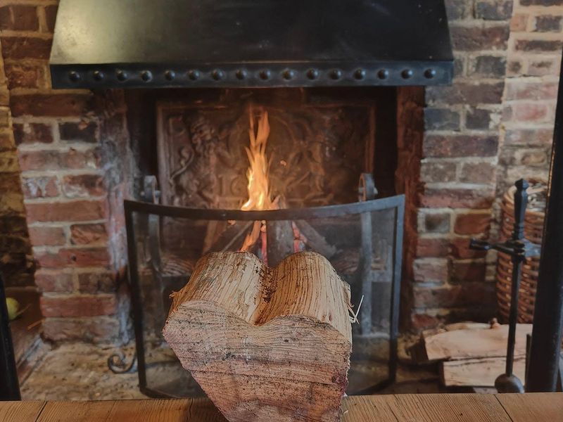White Hart Fireplace/Hollie McCarthy. (Bar). Published on 28-03-2025 