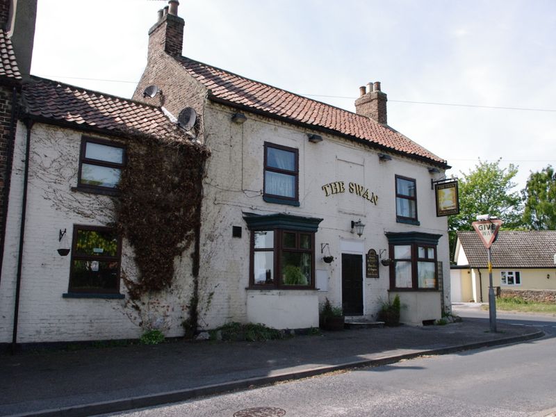 The Swan, Topcliffe, August 2014. (Pub, External). Published on 25-08-2014