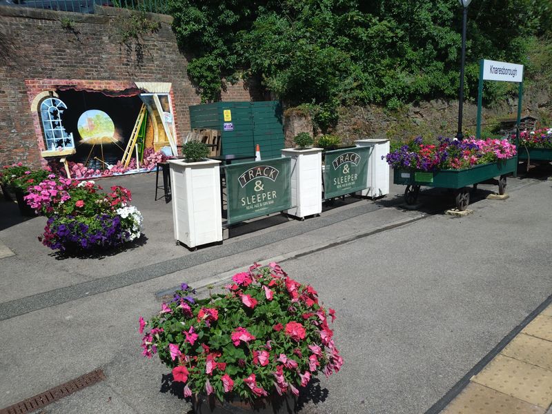 Outdoor area at end of platform, 2024. (External, Garden). Published on 03-08-2024