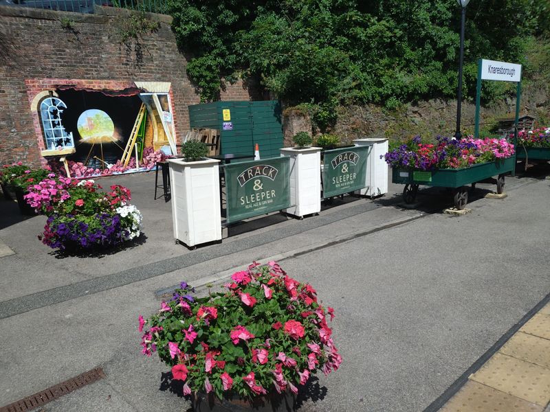 Outdoor area at end of platform, 2024. (External, Garden). Published on 03-08-2024 