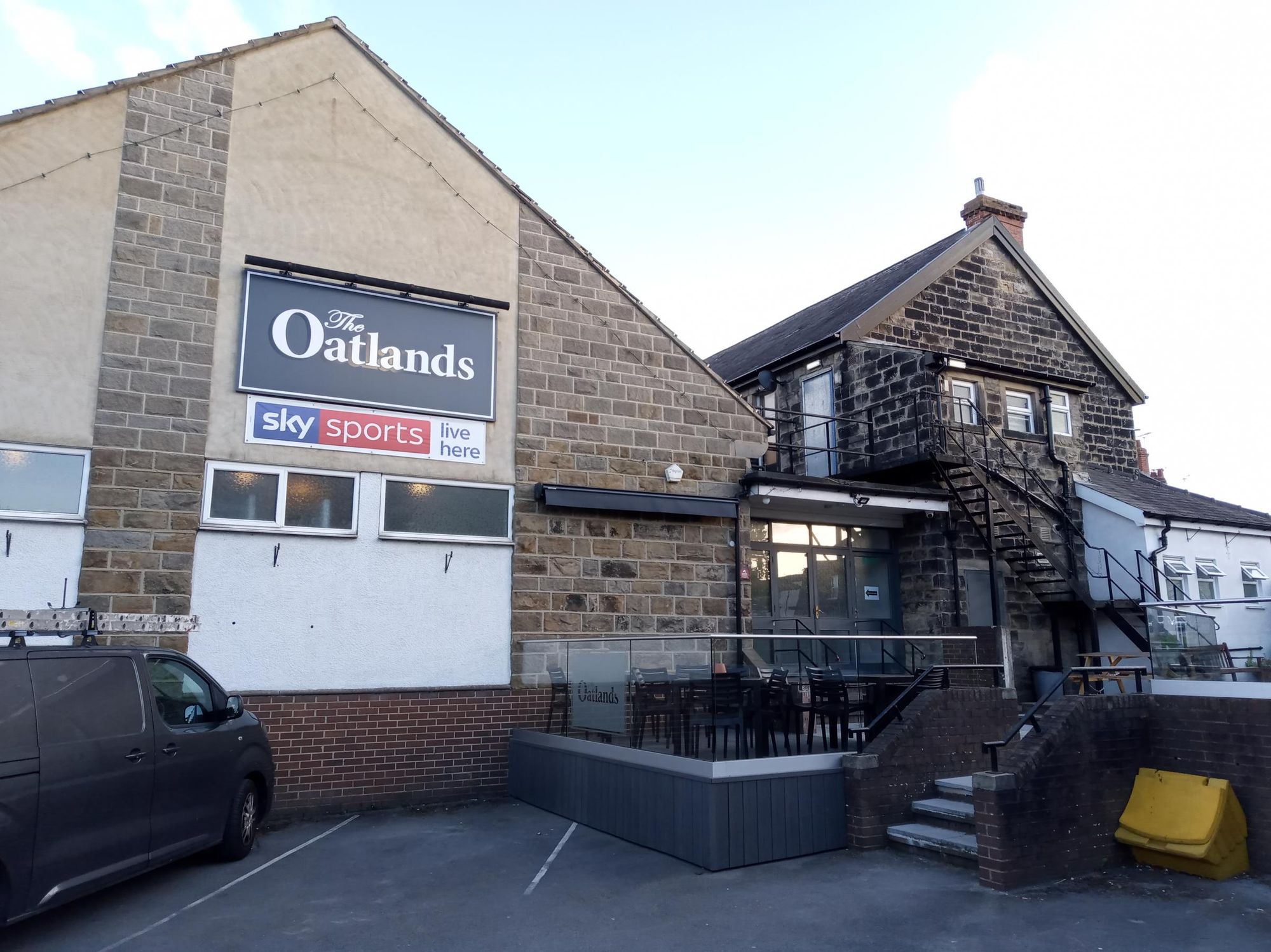 The Oatlands, entrance and outside seating area, 2022. (Pub, External). Published on 12-05-2022
