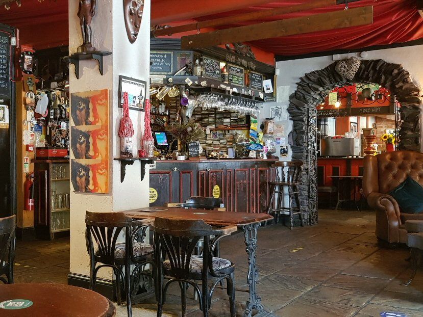 Platform Tavern, interior (David Sheldon - 15/07/2021). (Bar). Published on 15-07-2021