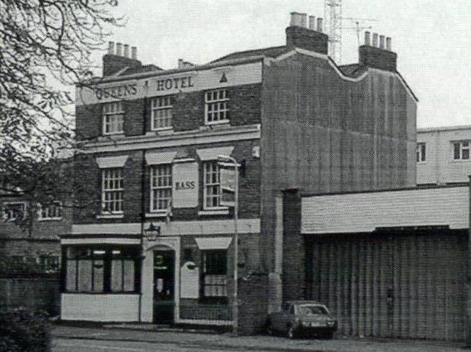 Queen's Hotel, Southampton (Photo date not known, 1970s ?). (Pub, External, Key). Published on 09-01-2018