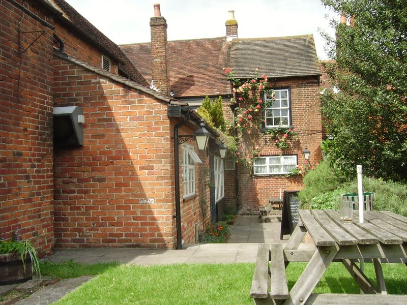 Ship Inn, Redbridge (Photo: Gary Tull 1st July 2005). (Garden). Published on 01-07-2005