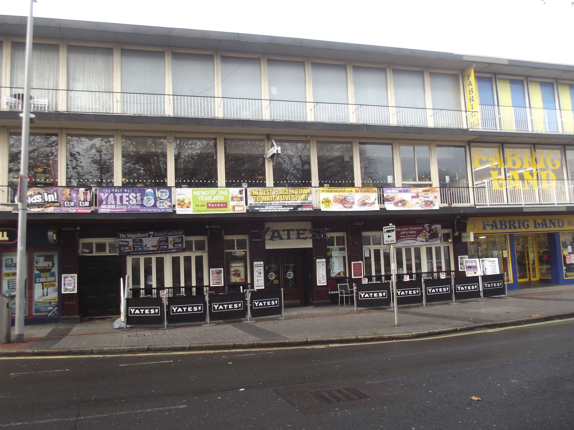 Yates, Above Bar, Southampton (Photo: Gary Tull - 12/11/2011). (Pub, External). Published on 12-11-2011