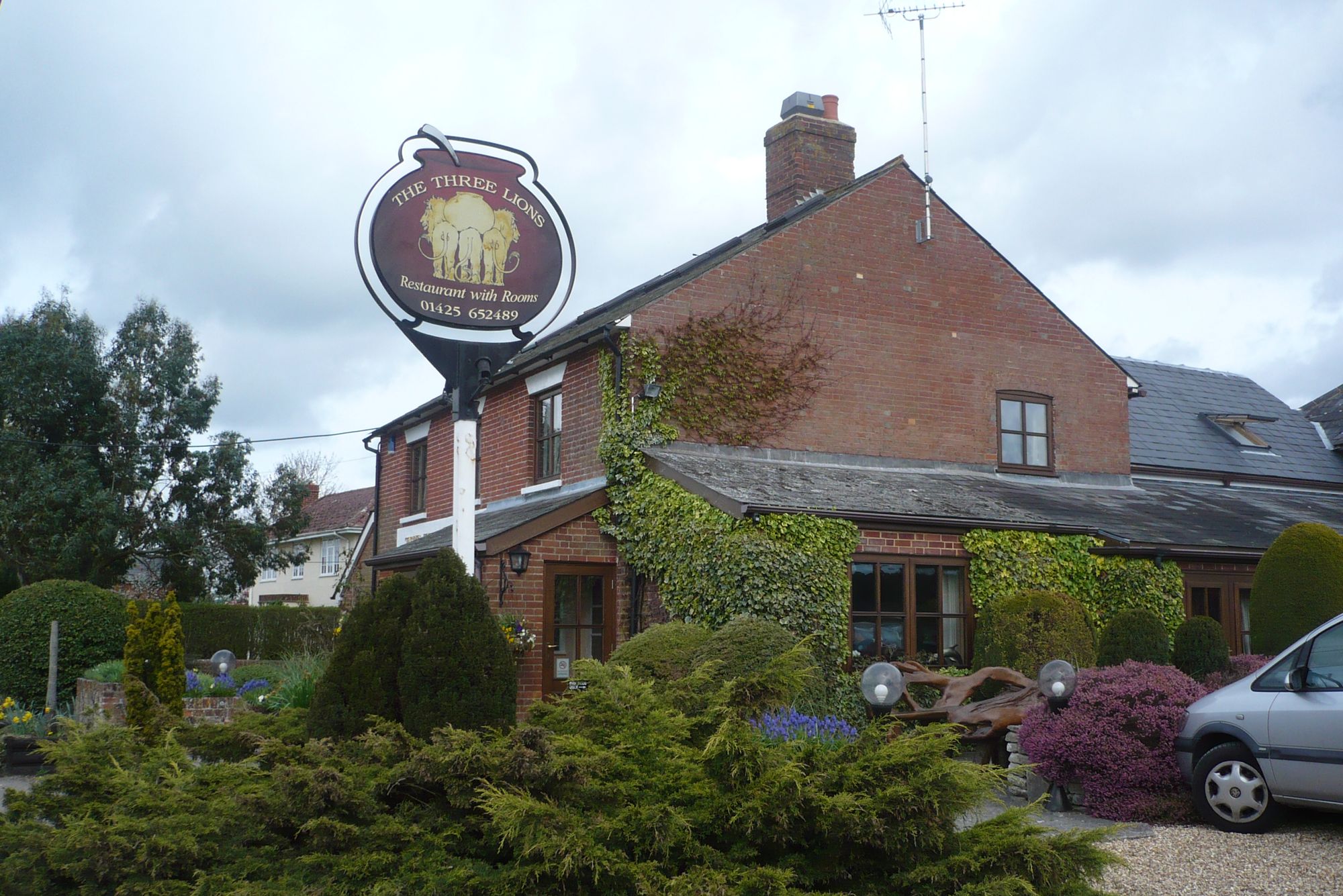 Three Lions, Stuckton (Photo: David Pritchard - 03/04/2011). (Pub, External, Sign). Published on 03-04-2011