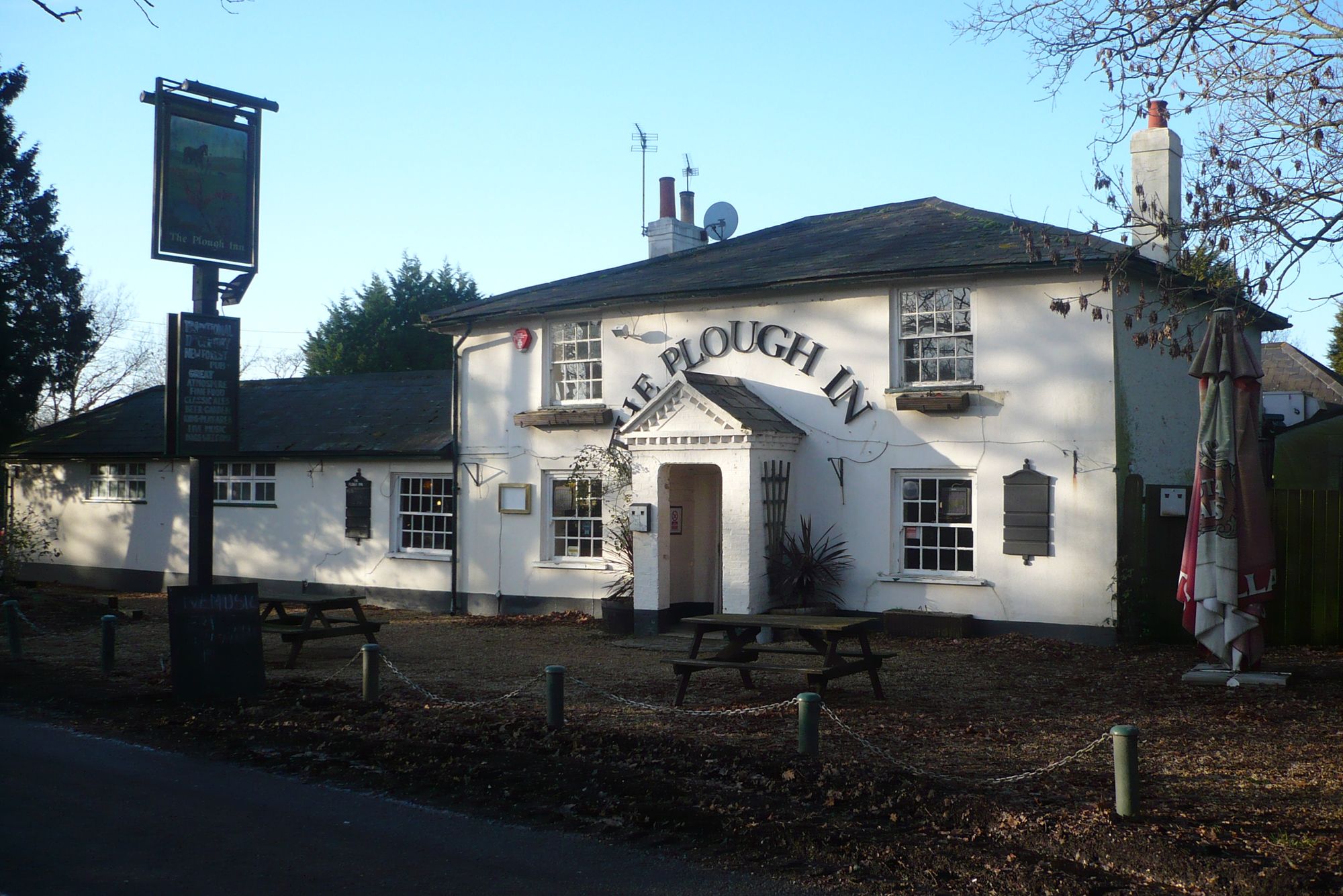 Plough Inn, Tiptoe (Photo: David Pritchard - 08/01/2011). (Pub, External). Published on 08-01-2011