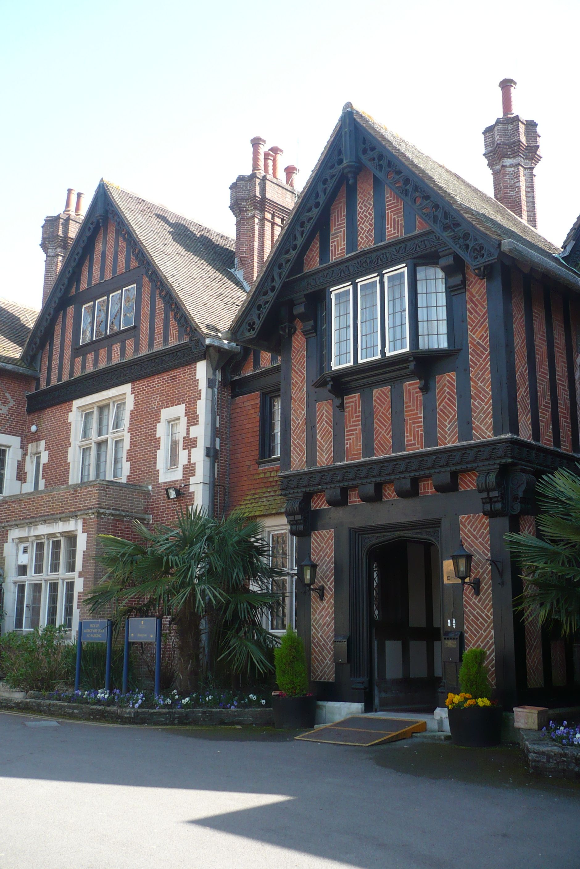 Elmers Court Hotel, Walhampton. (External). Published on 10-04-2011