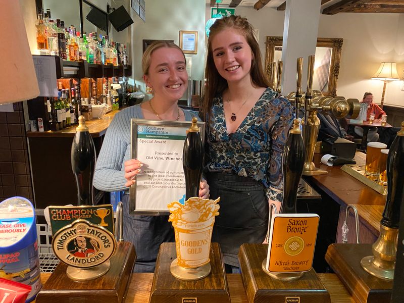 Old Vine, Winchester. (Pub, Bar, Customers, Award). Published on 06-10-2021