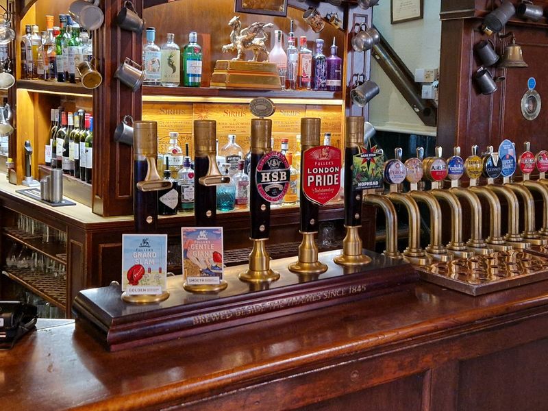 Wykeham Arms, Winchester (Photo: Pete Horn - 25/02/2025). (Bar). Published on 25-02-2025