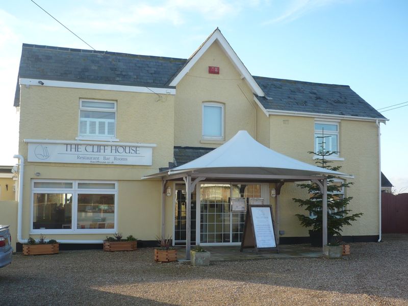 Cliff House Hotel, Barton on Sea. (Pub, External). Published on 08-01-2011 