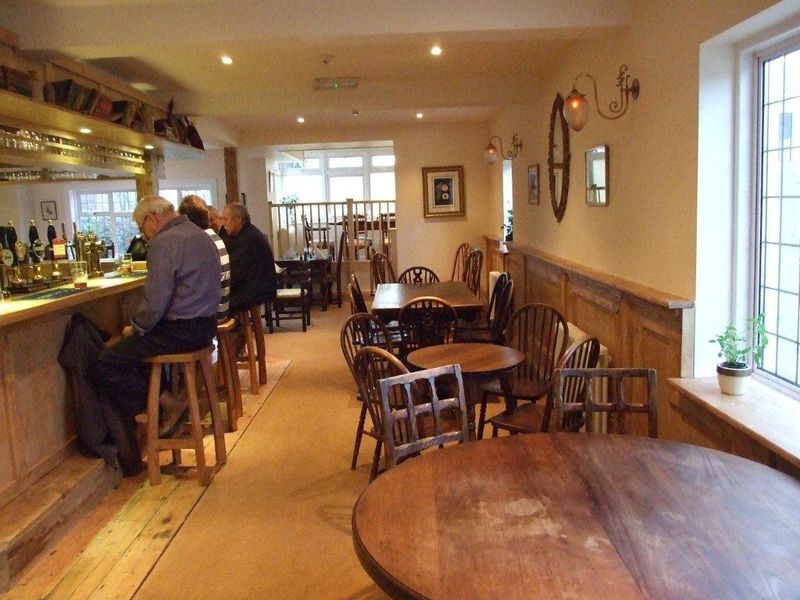 Silver Hind, Sway (Photo: Peter Simpson 2012). (Bar, Customers). Published on 20-02-2012