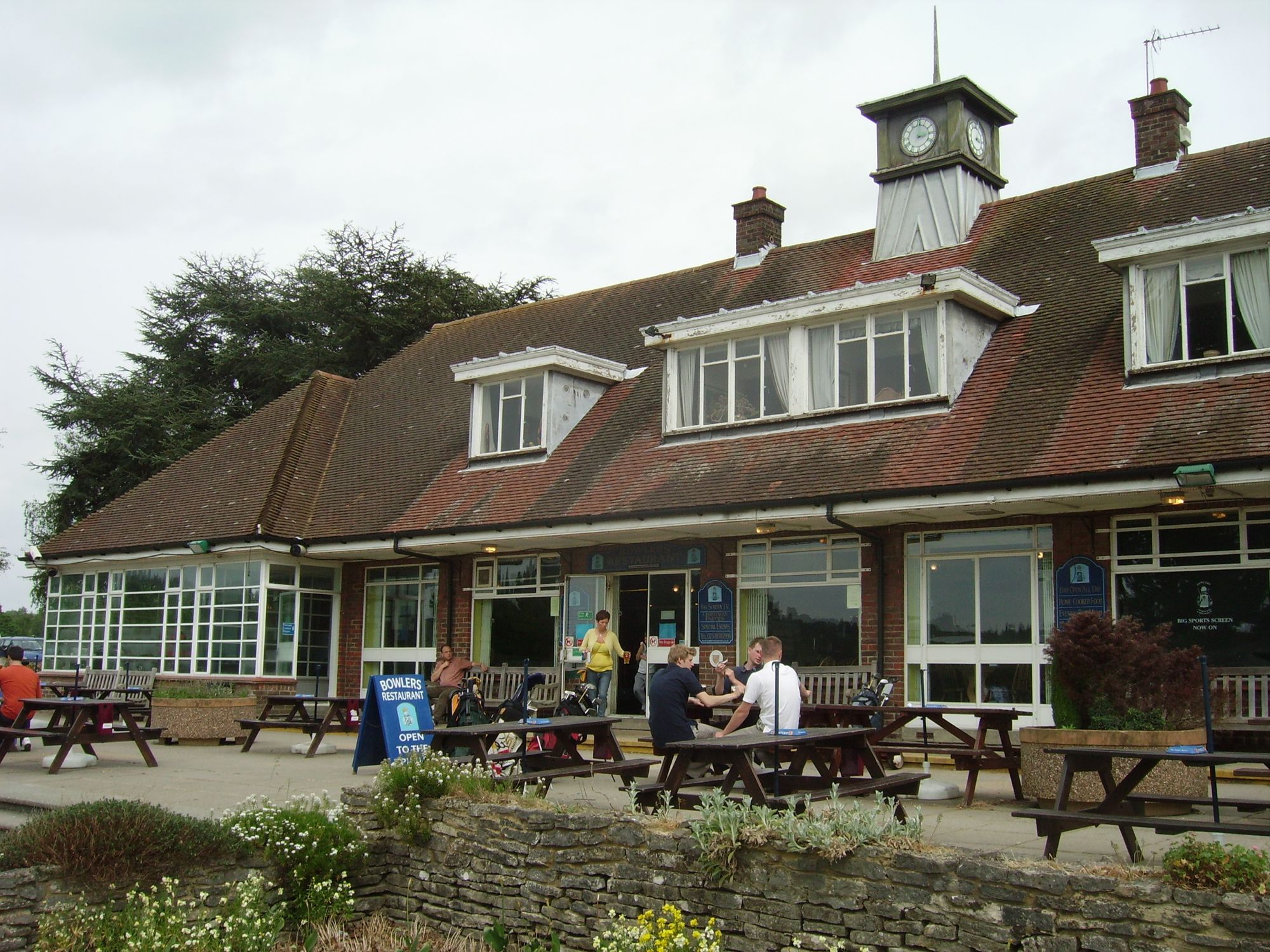 Bowlers, Southampton. (Pub, External, Garden, Customers). Published on 01-07-2005