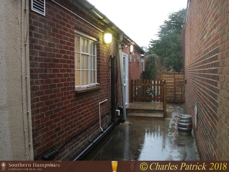 CrackleRock Tap Room, Botley. (Pub, External). Published on 15-12-2018