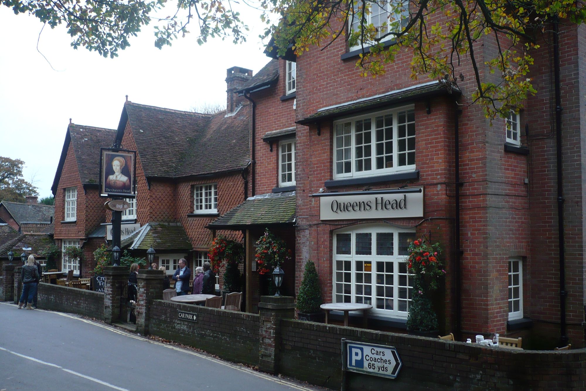 Queens Head, Burley. (Pub, External). Published on 13-11-2010