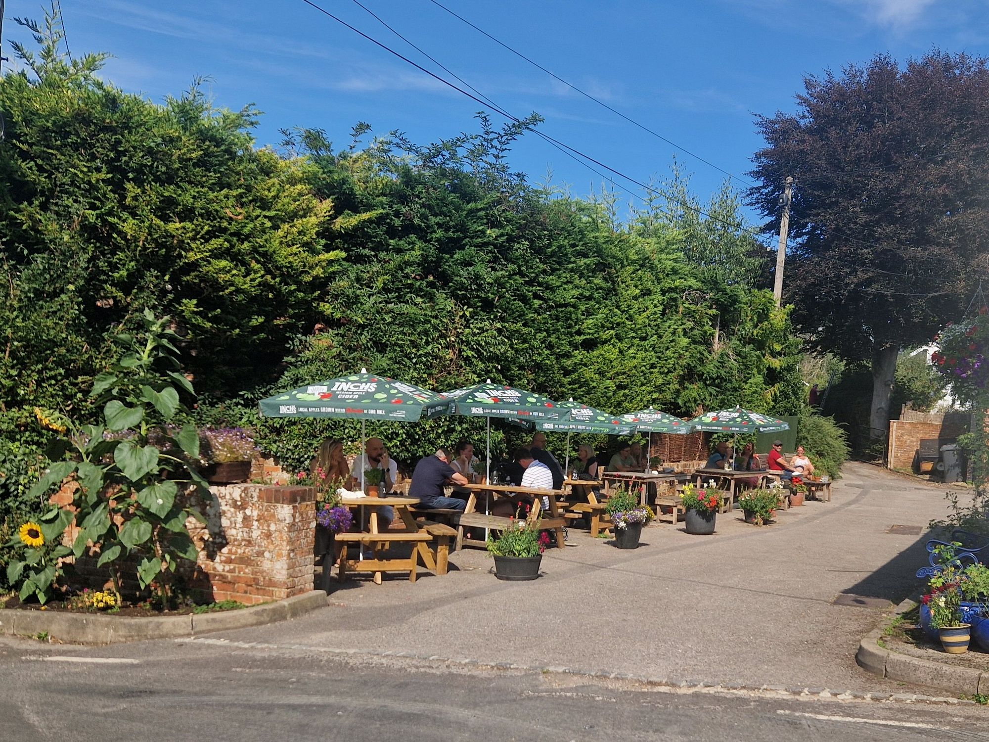 John O'Gaunt Inn, Horsebridge (Photo: Pete Horn - 17/08/2025). (Garden). Published on 17-08-2025