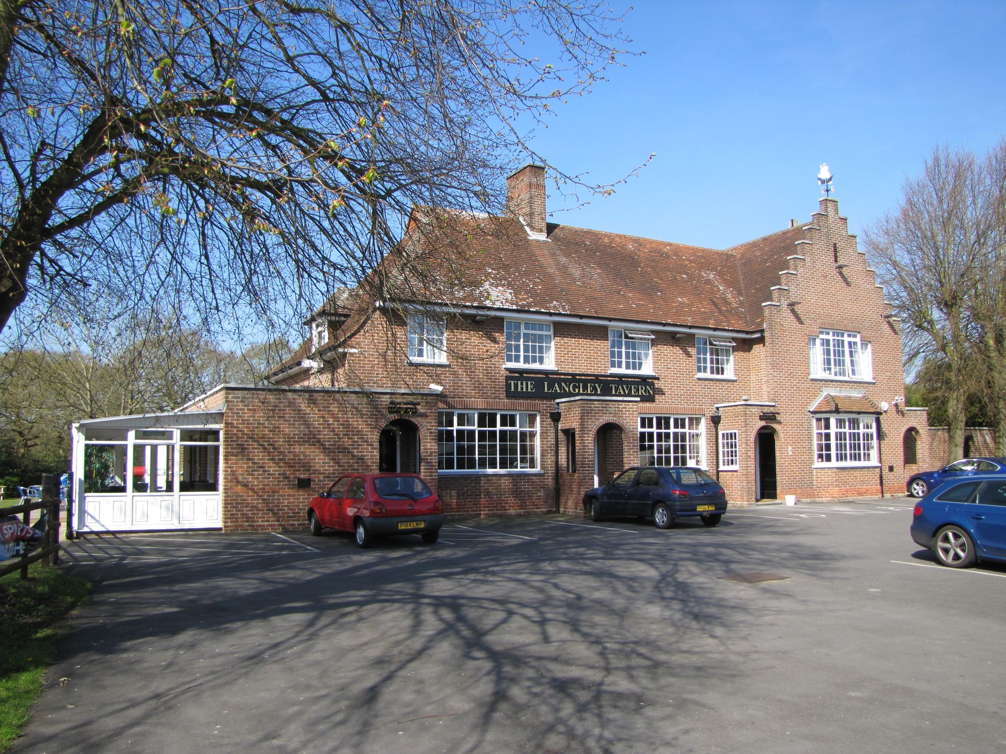 Langley Tavern, Langley. (Pub, External). Published on 10-04-2011