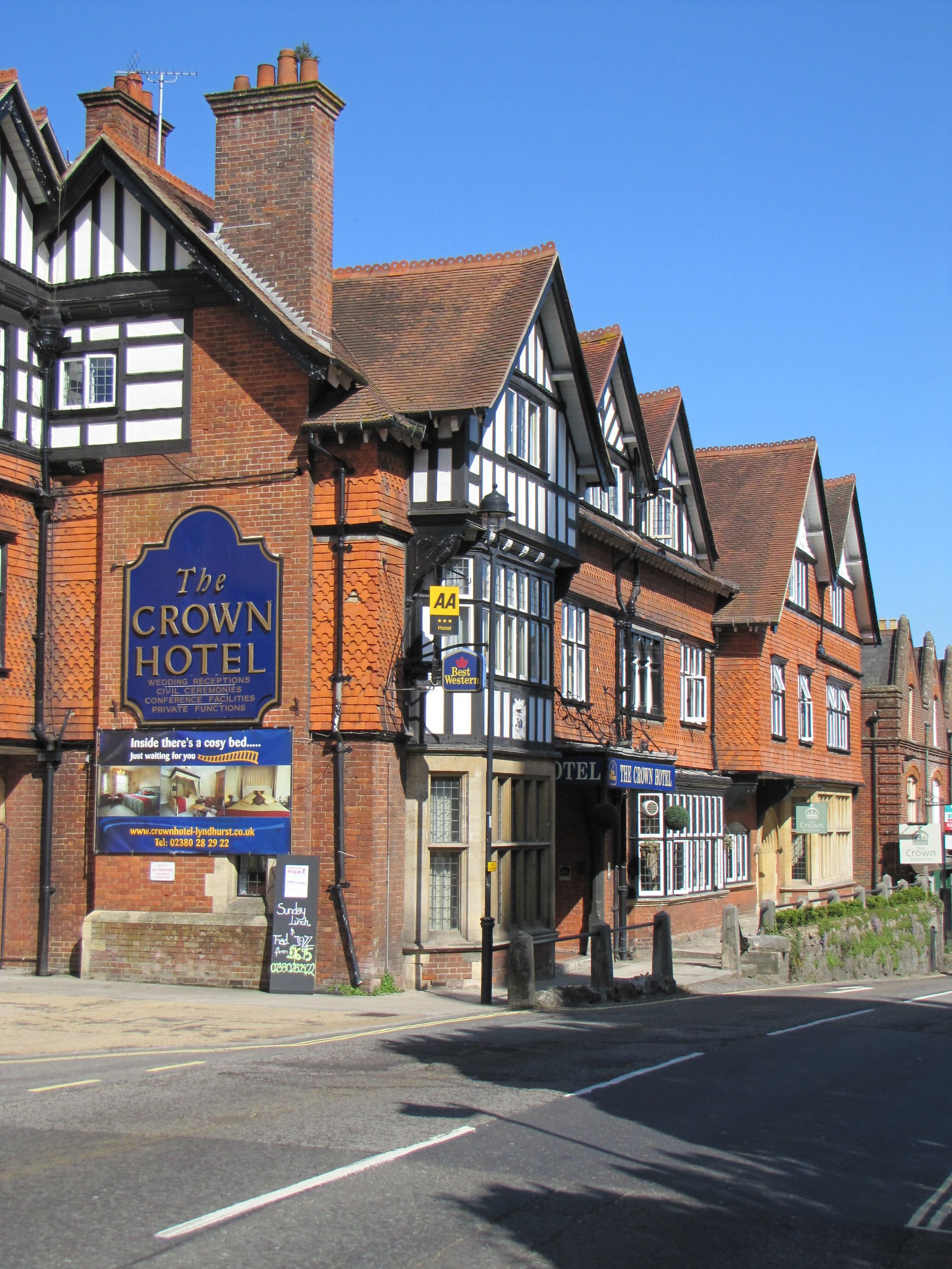 Crown Hotel, Lyndhurst. (External). Published on 08-04-2011