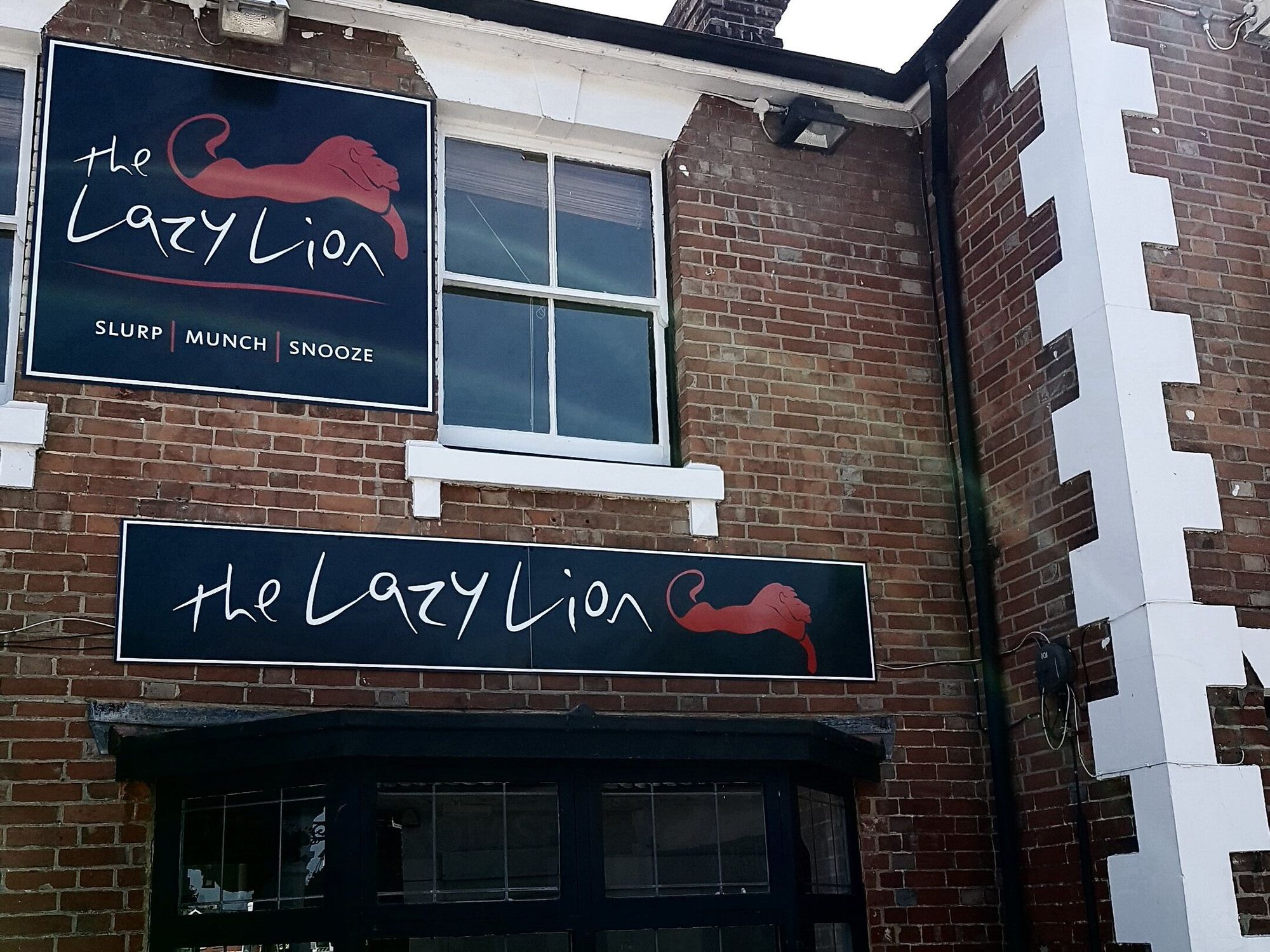 Lazy Lion, Milford on Sea (Photo: Peter Simpson - 30/06/2019). (Pub, External). Published on 30-06-2019