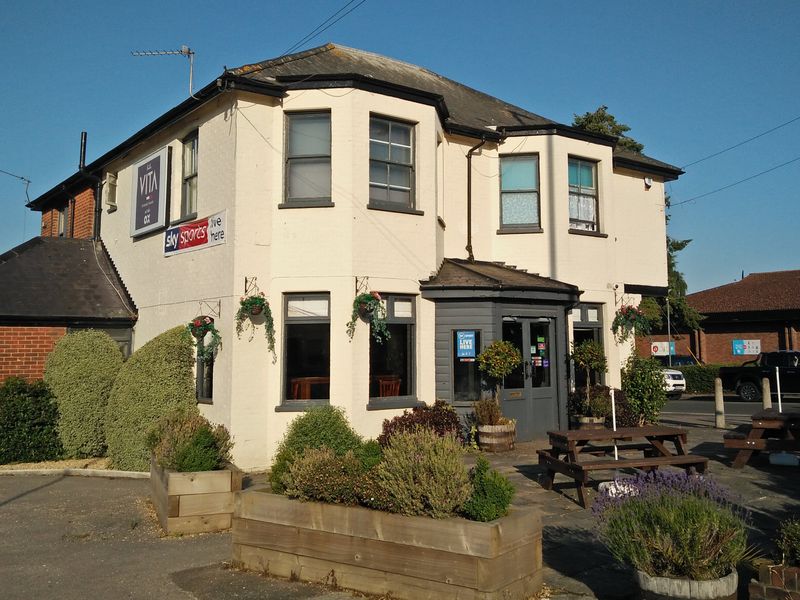 Bella Vita & The Ox Bar, North Baddesley. (Pub, External). Published on 23-06-2020