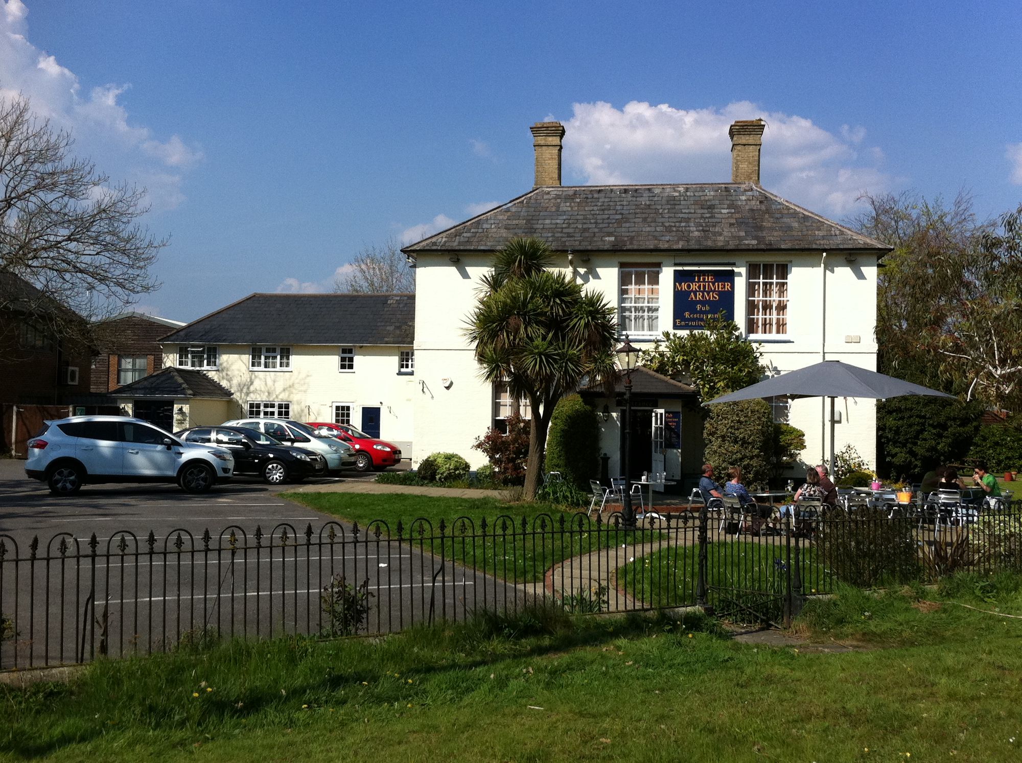Mortimer Arms Hotel, Ower (23/04/2011). (Pub, External, Garden). Published on 23-04-2011