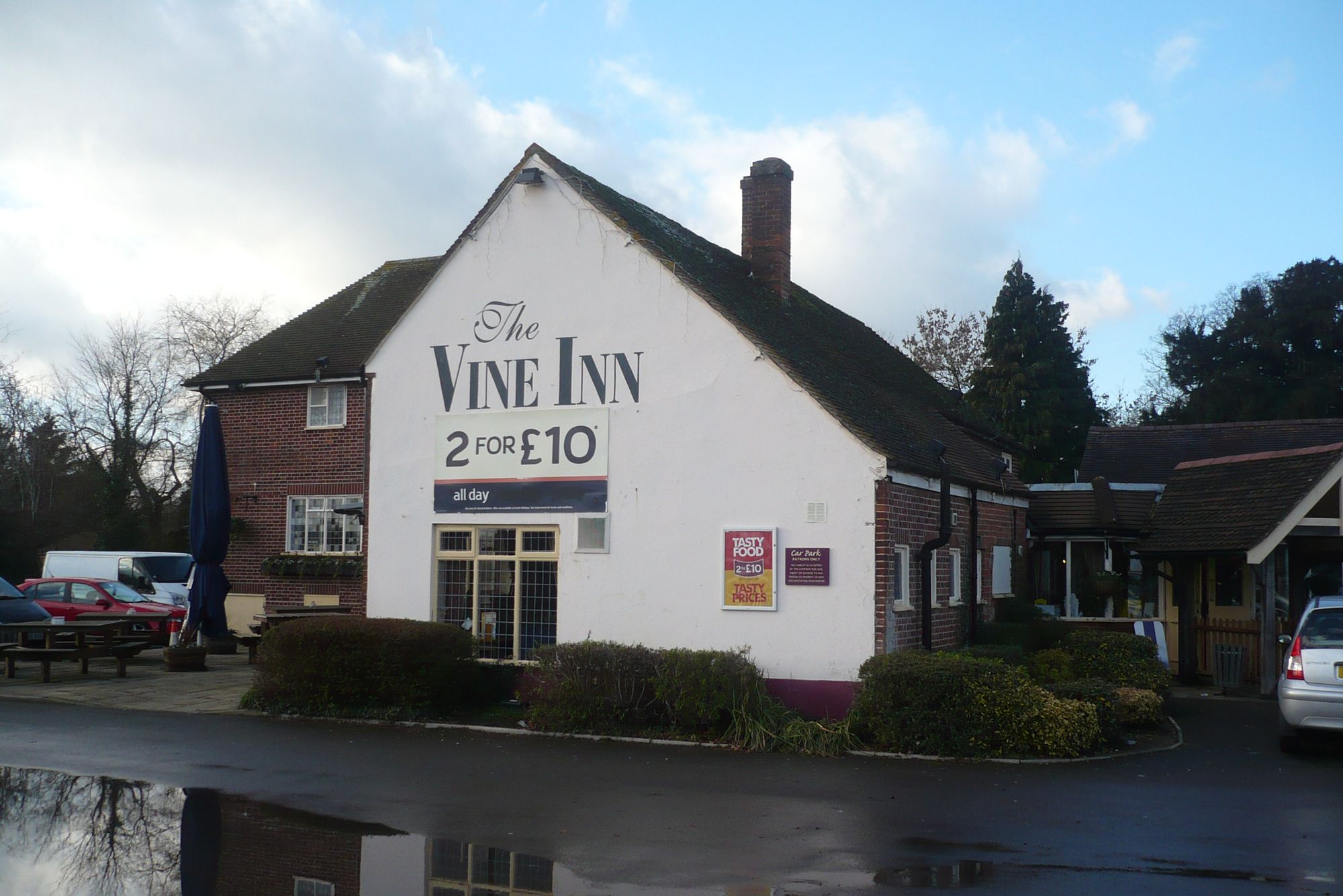 Vine Inn, Ower (Photo: David Pritchard - 08/01/2011). (Pub, External). Published on 08-01-2011