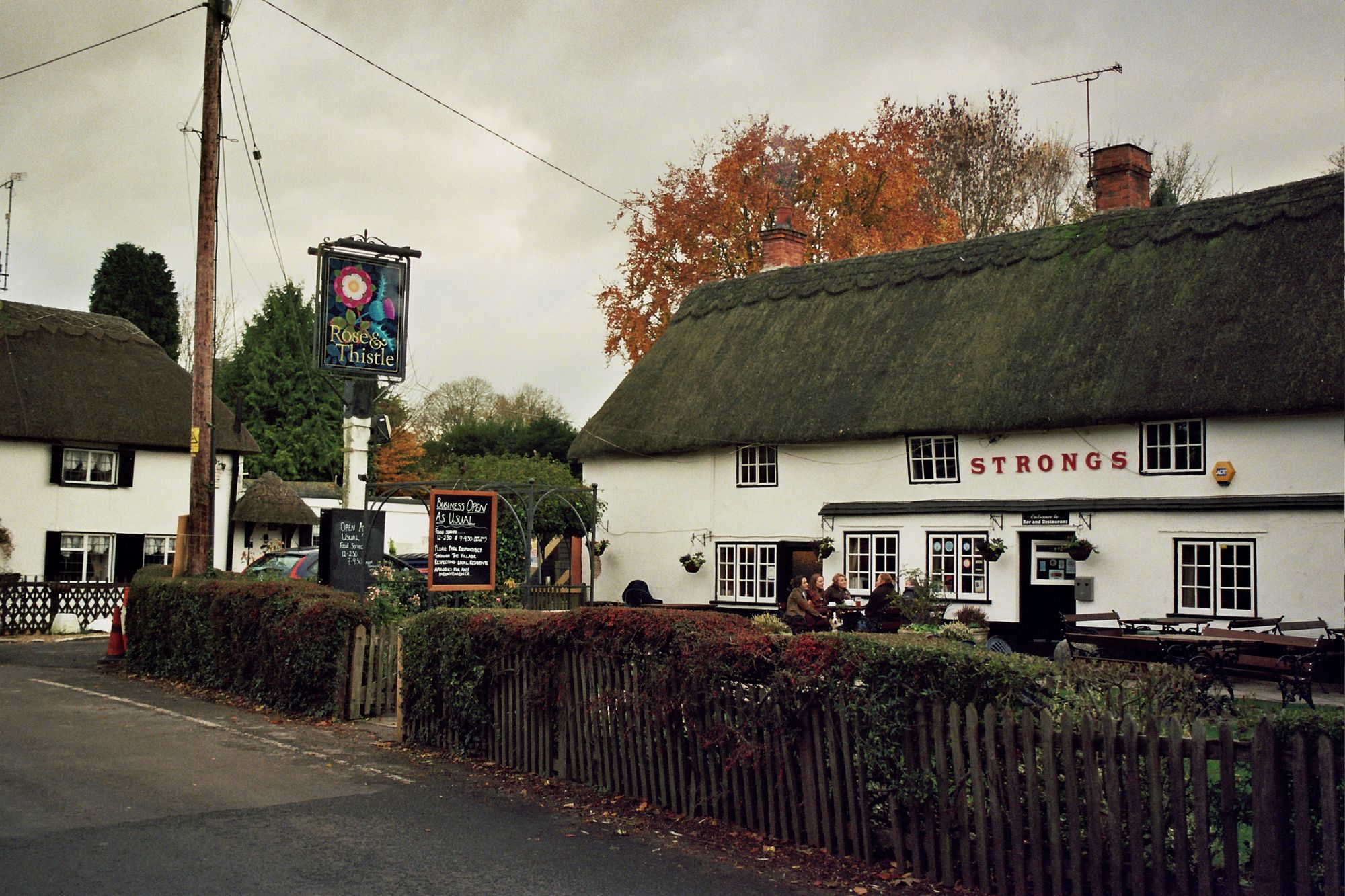 Rose & Thistle, Rockbourne. (Pub, External, Garden, Sign, Customers). Published on 06-01-2011