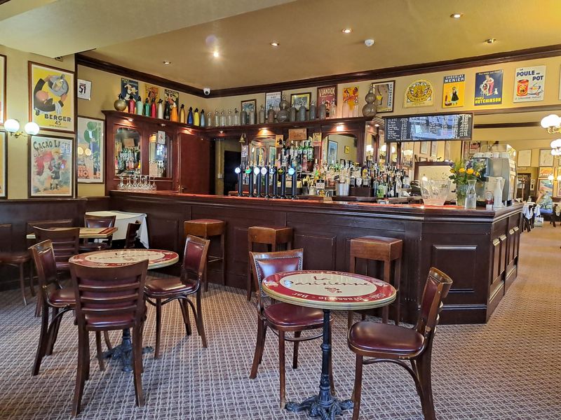 La Parisienne, interior (Photo: Geoff Marsh 27/09/2023). (Bar). Published on 27-09-2023