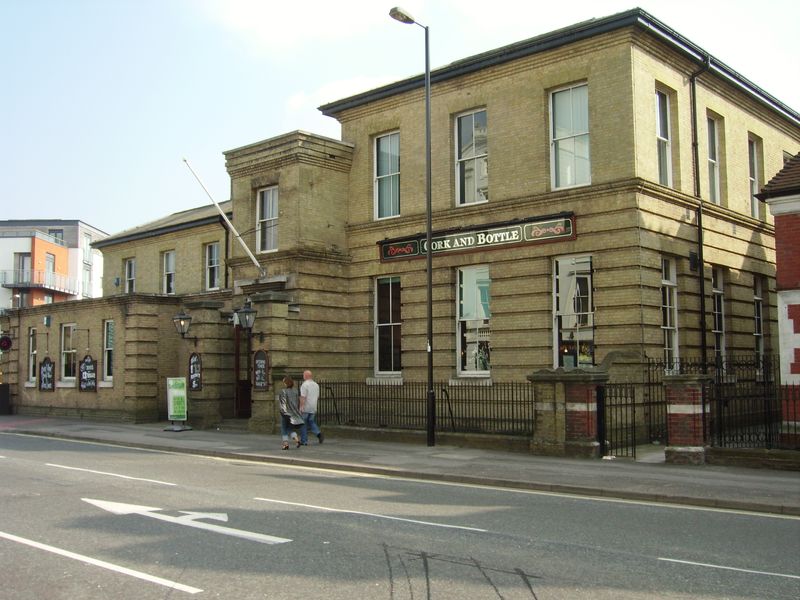 As the Cork & Bottle in April 2007 (Photo: Gary Tull). (Pub, External). Published on 07-04-2007 