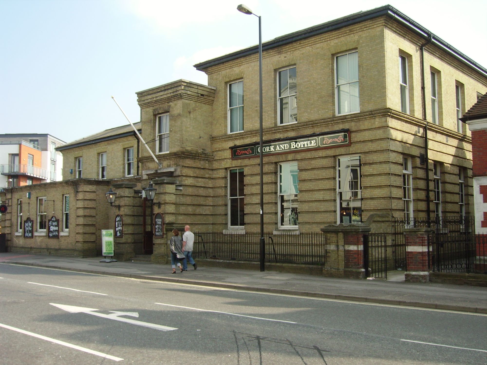 As the Cork & Bottle in April 2007 (Photo: Gary Tull). (Pub, External). Published on 07-04-2007