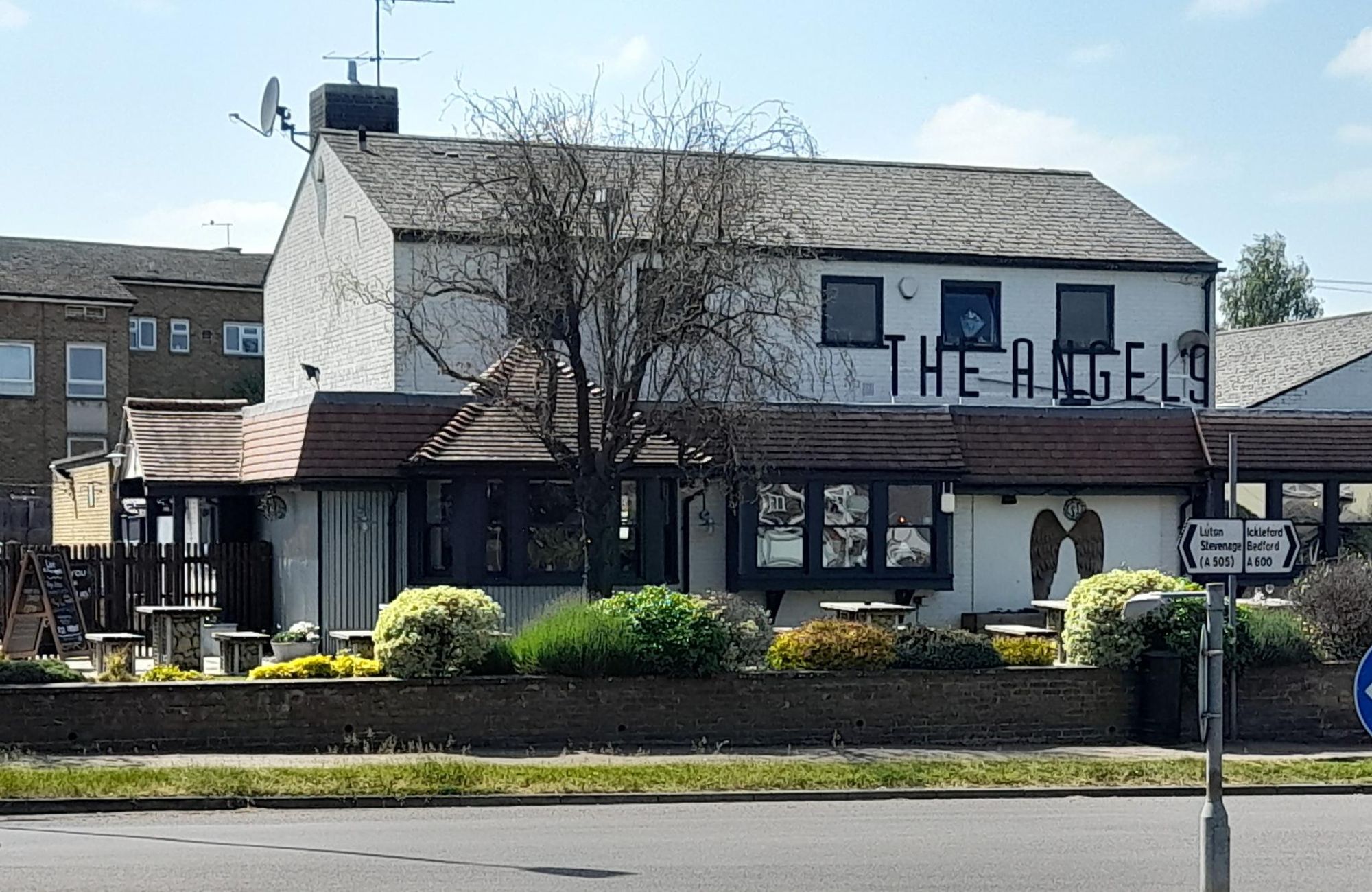 Angels. (Pub, Key). Published on 06-07-2023