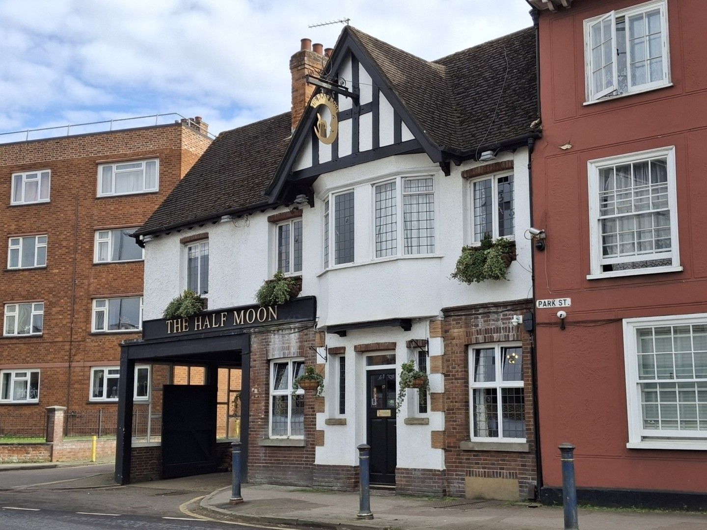 Half Moon. (Pub). Published on 03-10-2025