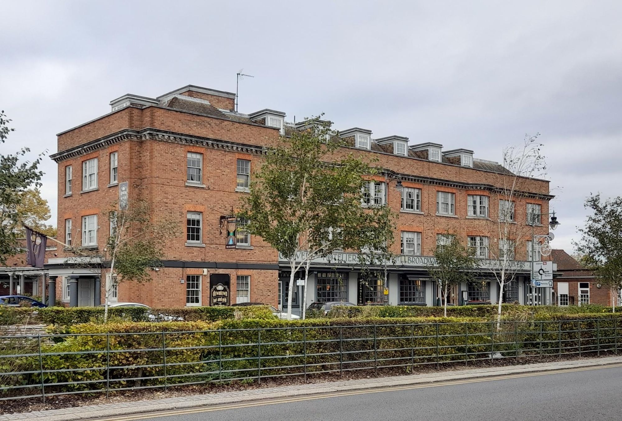 Broadway Hotel. (Pub). Published on 10-11-2021