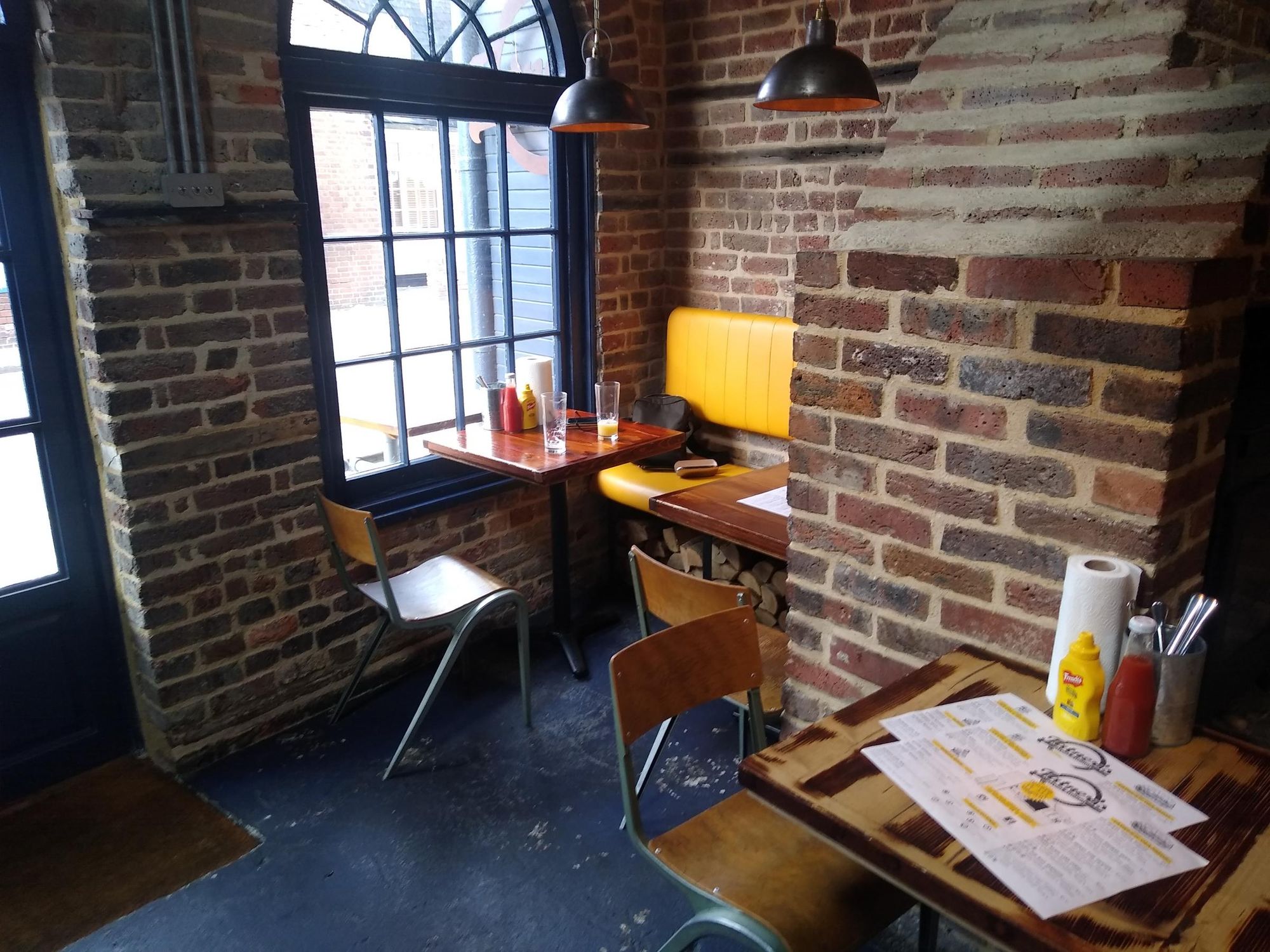 (Pub, Bar). Published on 29-06-2022