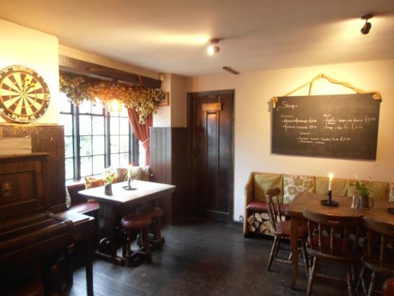 (Pub, Bar). Published on 20-12-2015 