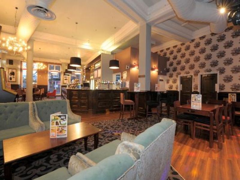 (Pub, Bar). Published on 10-11-2013